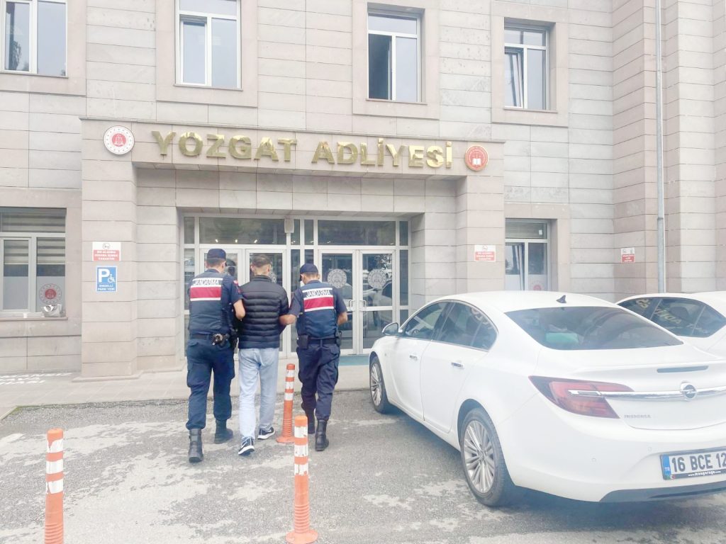 Jandarma ekipleri, aranan şahısları yakaladı