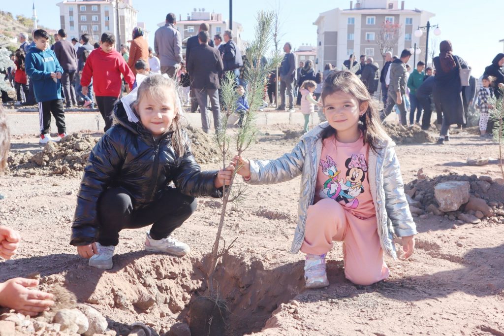 “Bir Dikili Ağacım Var” projesi ile yeşil alanlar artıyor