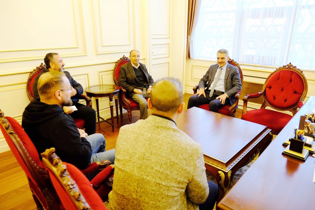 Vatandaşları makamında ağırlıyor sorun ve taleplerini dinliyor