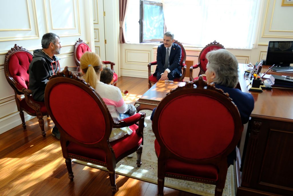 Vali Özkan makamda ağırlıyor çözüm üretiyor