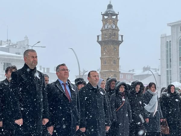 Öğretmenler Günü dolayısıyla Atatürk Anıtı’na çelenk sunuldu