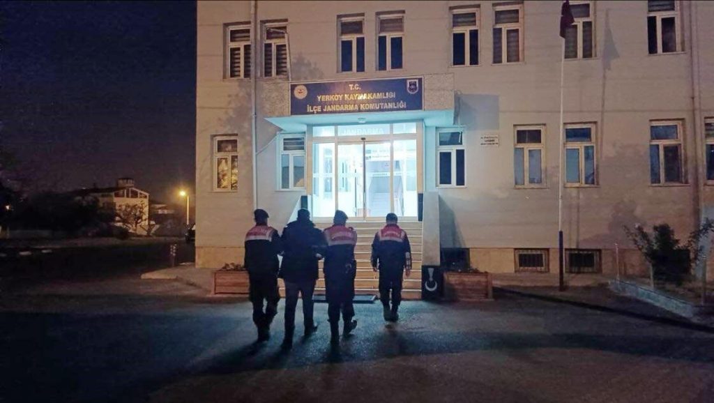 Aranan şahıs yakalanarak cezaevine teslim edildi