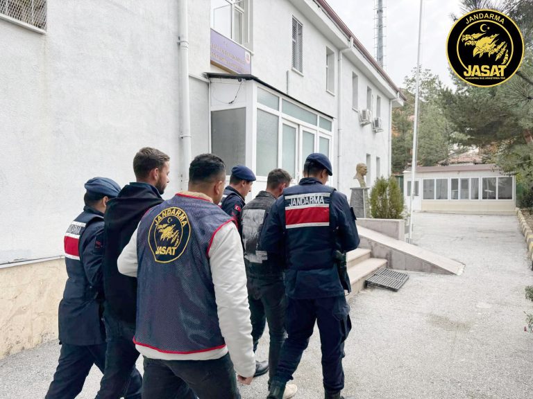 Aranan şahıslar düzenlenen operasyonlarla yakalandı
