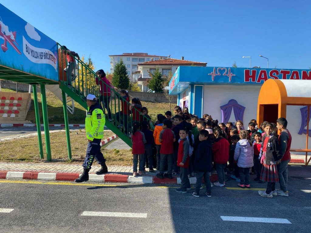  Jandarma’dan öğrencilere trafik eğitimi