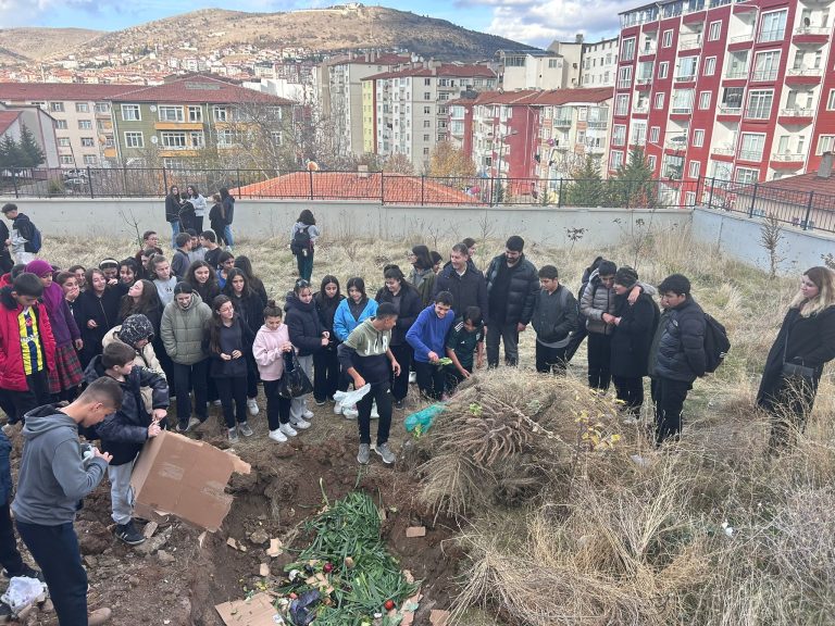 Cumhuriyet Ortaokulu’nda Kompost yapımı eğitimi düzenlendi