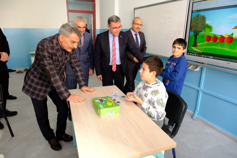 Vali Özkan, Mehmet Akif Ersoy İlkokulu’nu ziyaret etti