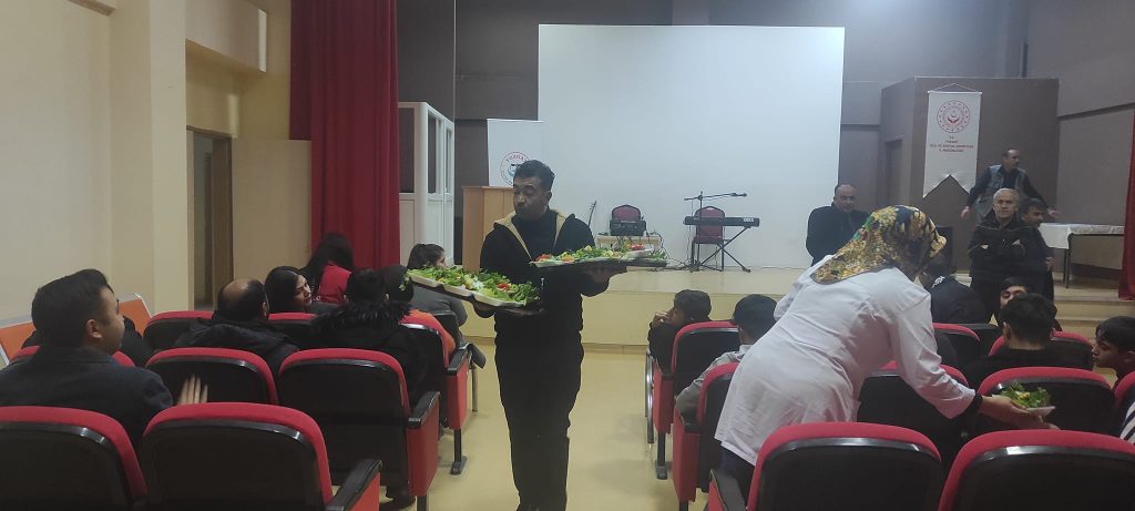 Çocuklar çiğ köfte etkinliğinde eğlendi