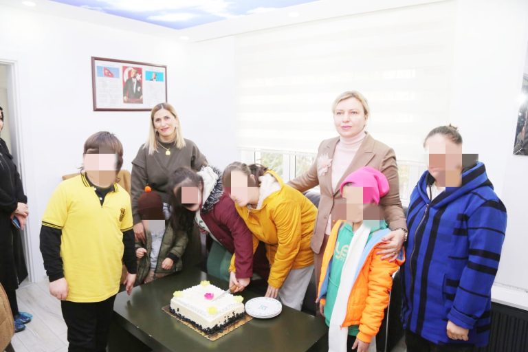 Arzu Özkan, çocuklarla bir araya geldi