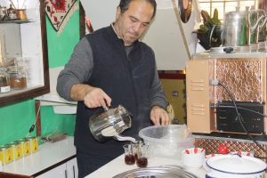 Askıda çay uygulamasıyla dikkat çekti