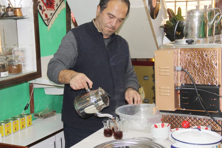 Askıda çay uygulamasıyla dikkat çekti