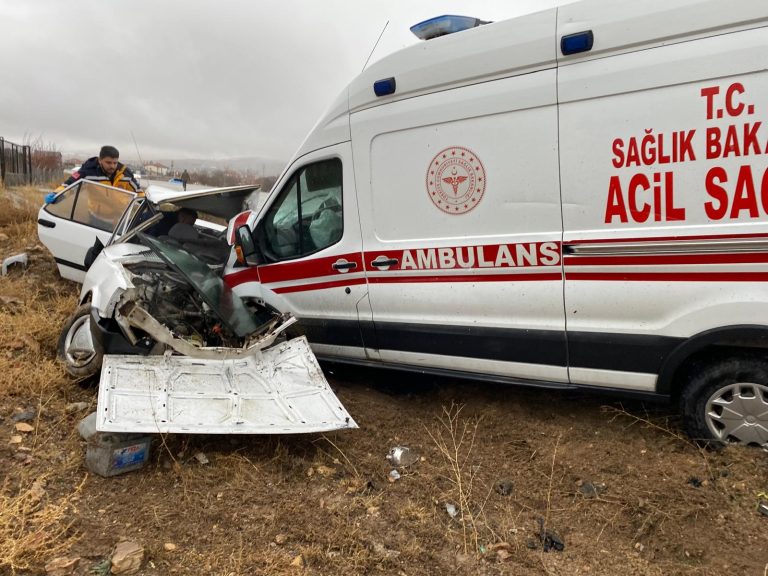 Ambulansla çarpışan otomobilin sürücüsü hayatını kaybetti