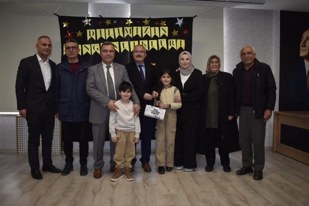 Dereceye giren öğrencilere ödülleri verildi