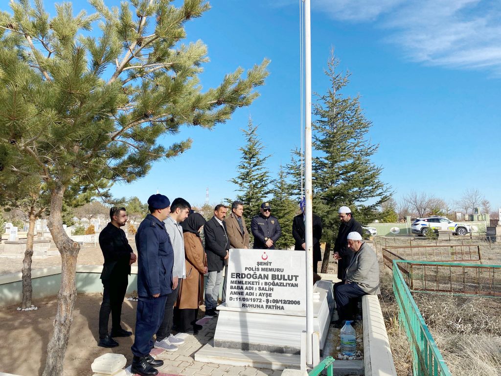 Şehit polis memuru kabri başında anıldı
