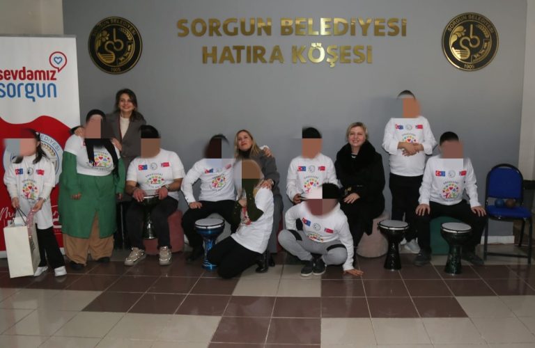 Arzu Özkan, engelli çocuklarla bir araya geldi