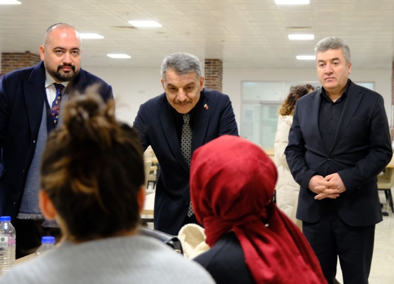 Vali Özkan, öğrencilerle bir araya gelerek sorunlarını dinledi
