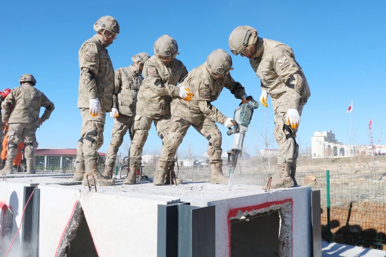 Komandolara enkazda arama kurtarma eğitimi verdi