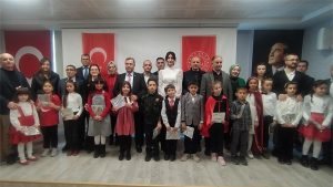 İstiklal Marşı’nı güzel okuyan öğrenciler ödüllendirildi