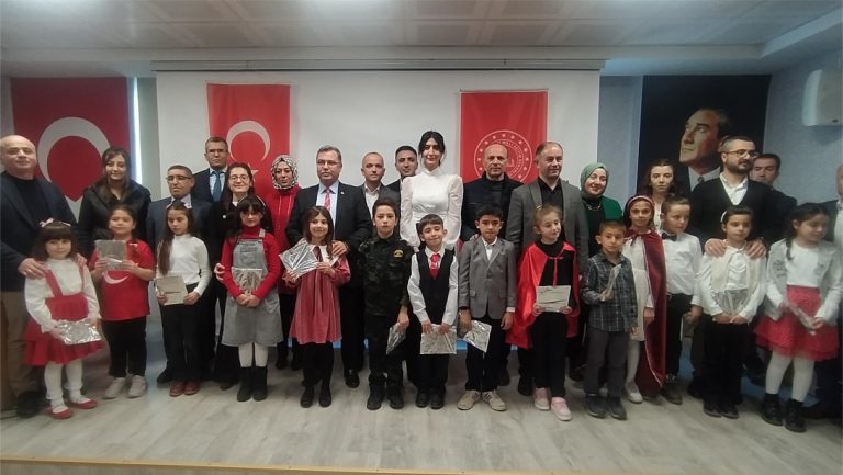 İstiklal Marşı’nı güzel okuyan öğrenciler ödüllendirildi