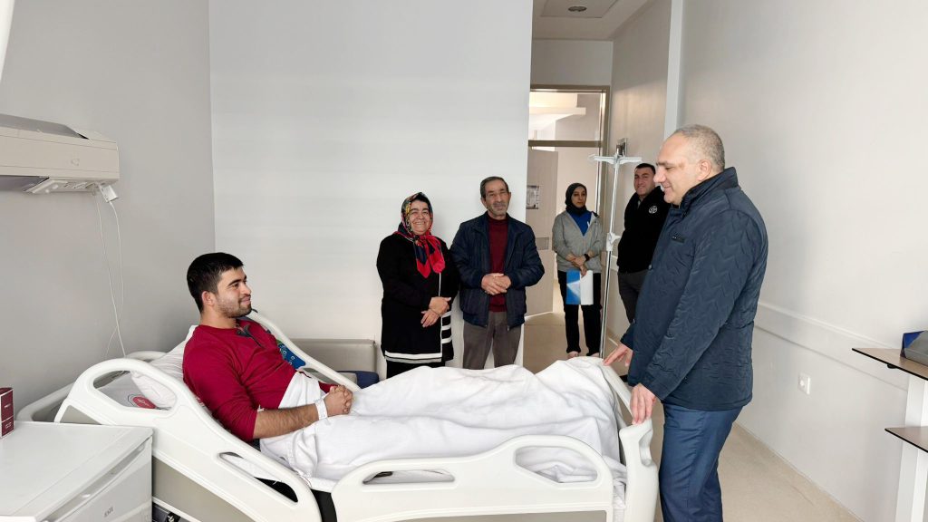 Tecimer’den hastanede yatan personeline moral ziyareti