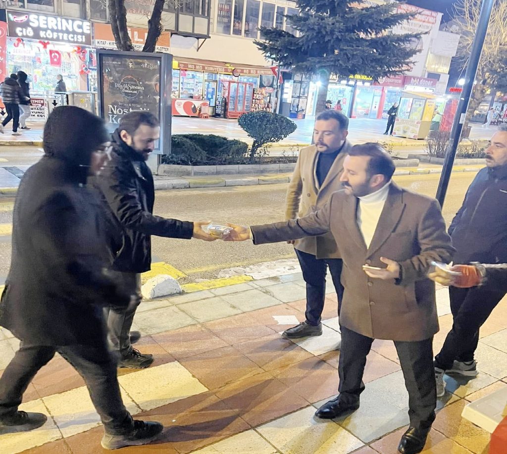 Ülkü Ocaklarından kandil simidi ikramı