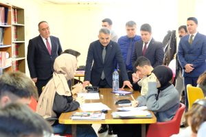 Vali Özkan, Kütüphanede gençlerle bir araya geldi