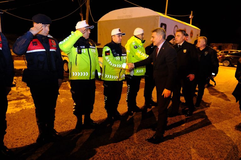 Vali Özkan yeni yıla sahada görev yapan personellerle girdi