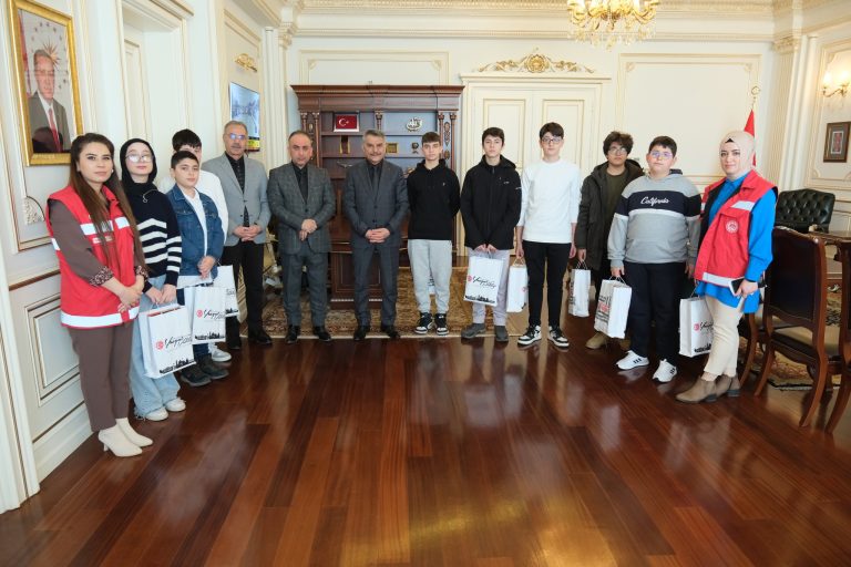 Vali Özkan, kahramanların emanetleriyle bir araya geldi