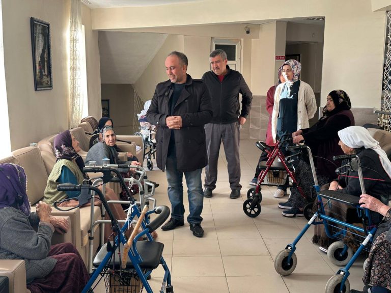 Topal’dan Alparslan Türkeş Huzurevi’ne ziyaret