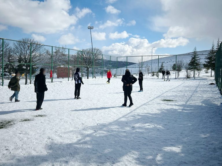 Topal, çocuklarla kışın keyfini futbolla çıkardı