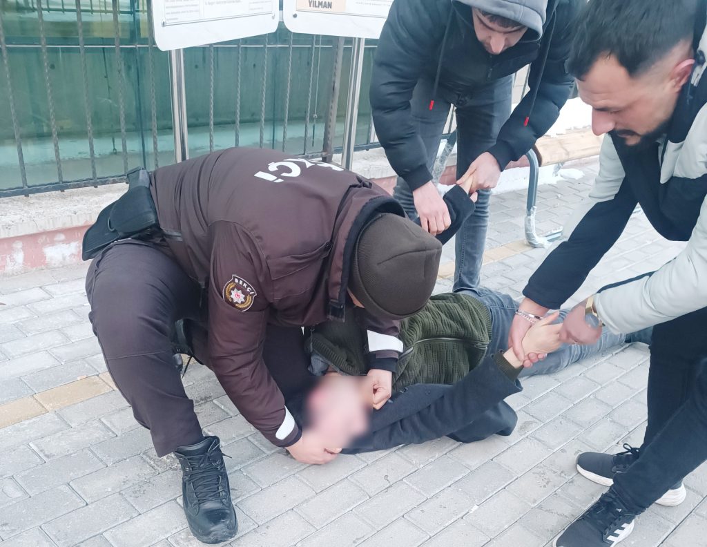 Kriz geçiren gence bekçi yardım etti