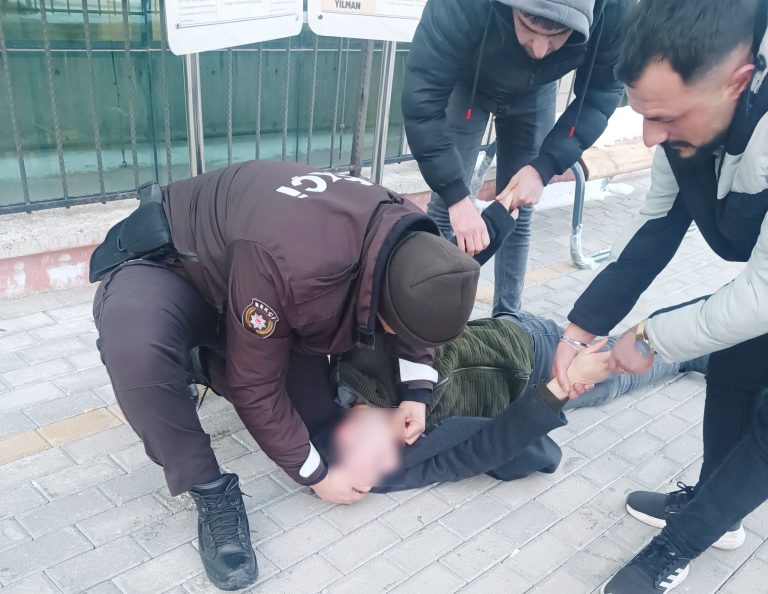 Kriz geçiren gence bekçi yardım etti