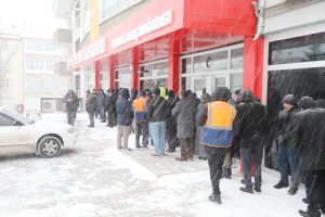 Belediyeden soğuk havada vatandaşlara sıcak ikram