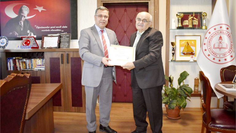 Eğitim çınarı emekli oldu