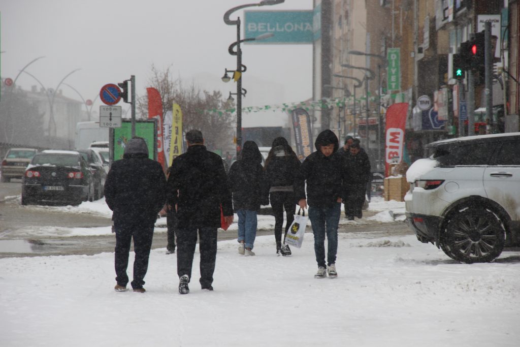 Kar yağışı etkisini sürdürüyor