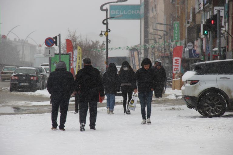 Kar yağışı etkisini sürdürüyor