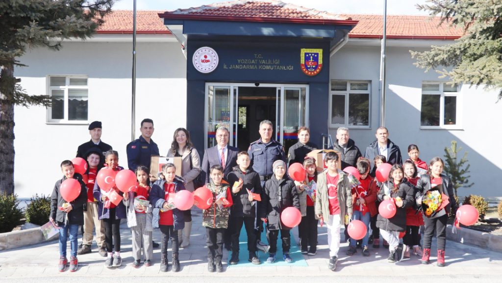 Minik yüreklerden askerlere anlamlı hediye