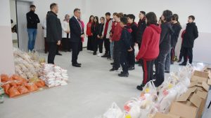 Öğrencilerinden ramazan kolisi yardımı