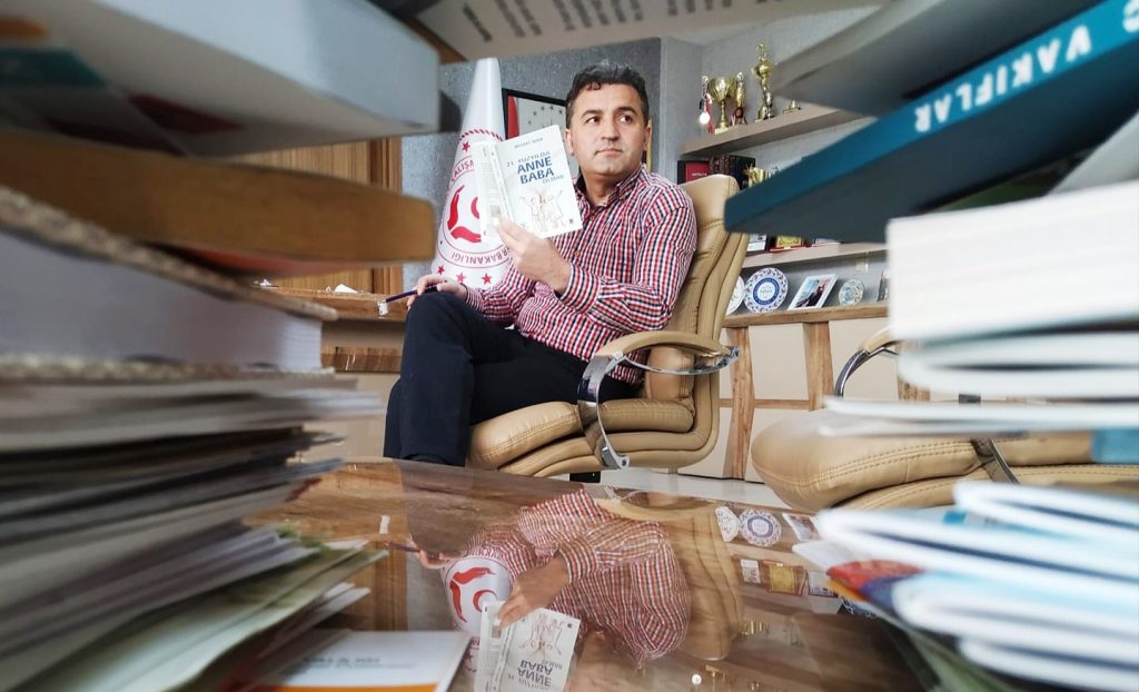 Özer’in “Çocuklar nasıl anne-baba ister?”adlı yeni kitabı çıktı