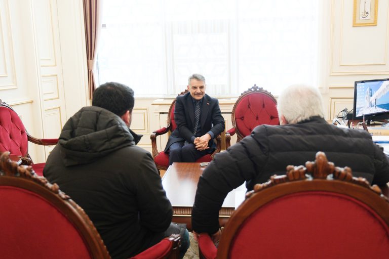 Vali Özkan, makamında dinliyor sorunlara çözüm üretiyor