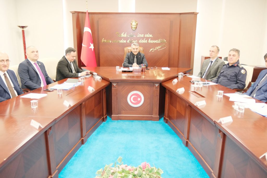 Vali Özkan: “Devlet hizmet etmekle mükelleftir”