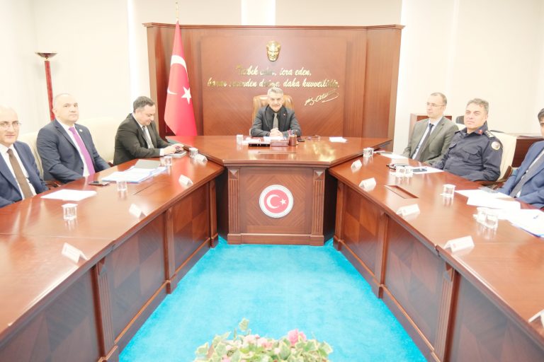 Vali Özkan: “Devlet hizmet etmekle mükelleftir”