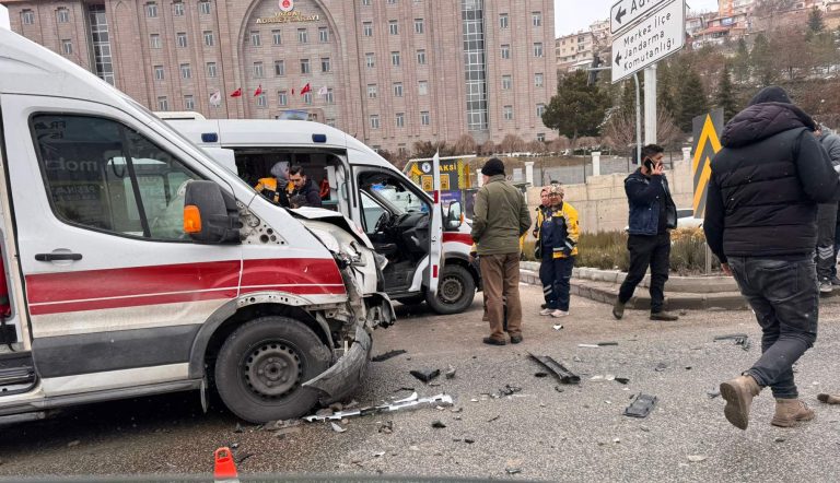 Yozgat’ta ambulans ile otomobil çarpıştı: 2 yaralı
