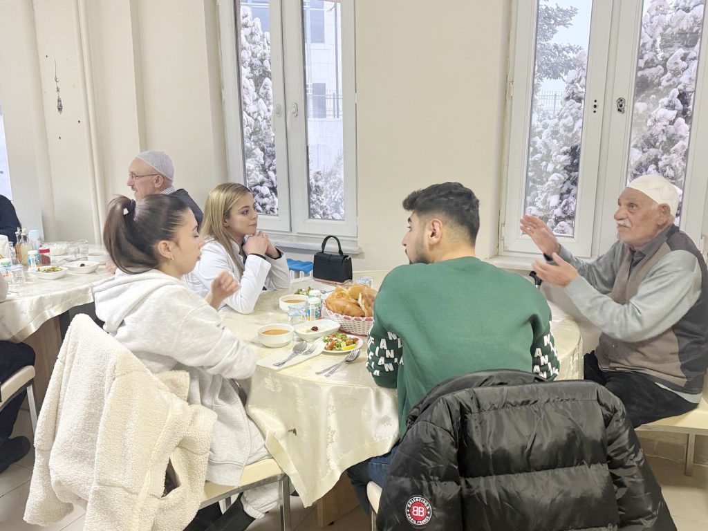 Gençler ve yaşlılar bir araya geldi