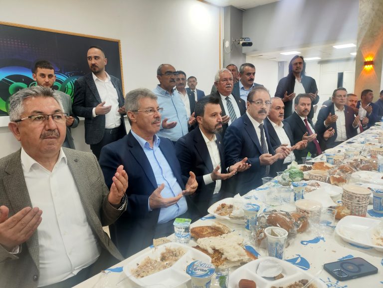 Akgül ve Şahan Ramazan coşkusunu vatandaşlarla paylaştı