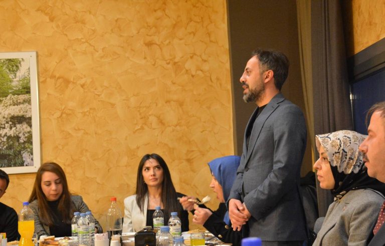 AK Parti teşkilatı mahalle muhtarlarıyla iftarda buluştu