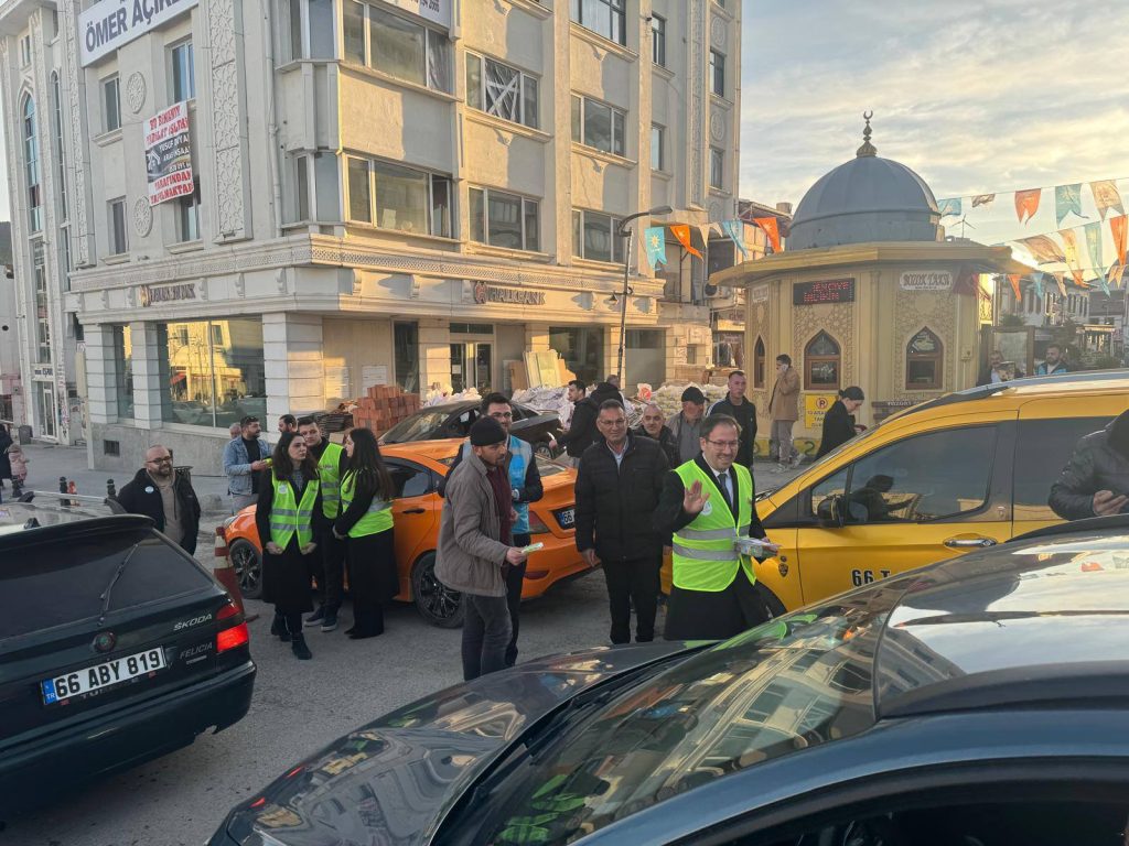 Yolda olan vatandaşlara iftar ikramı