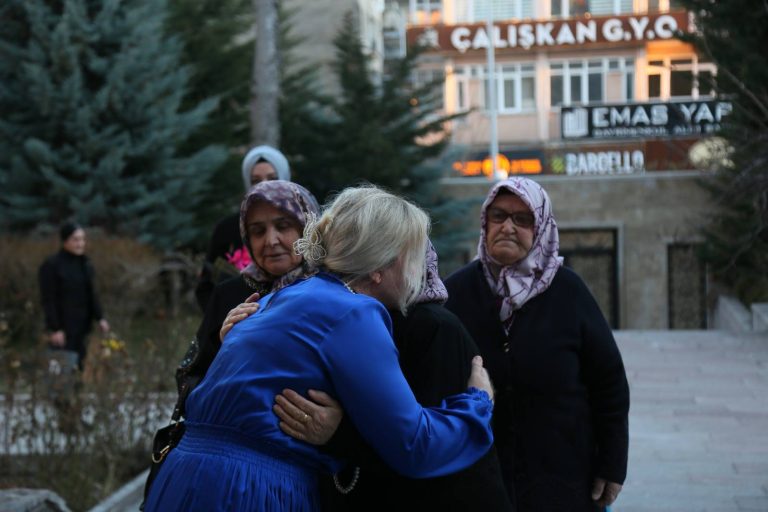 Arzu Özkan şehit anneleriyle iftarda buluştu