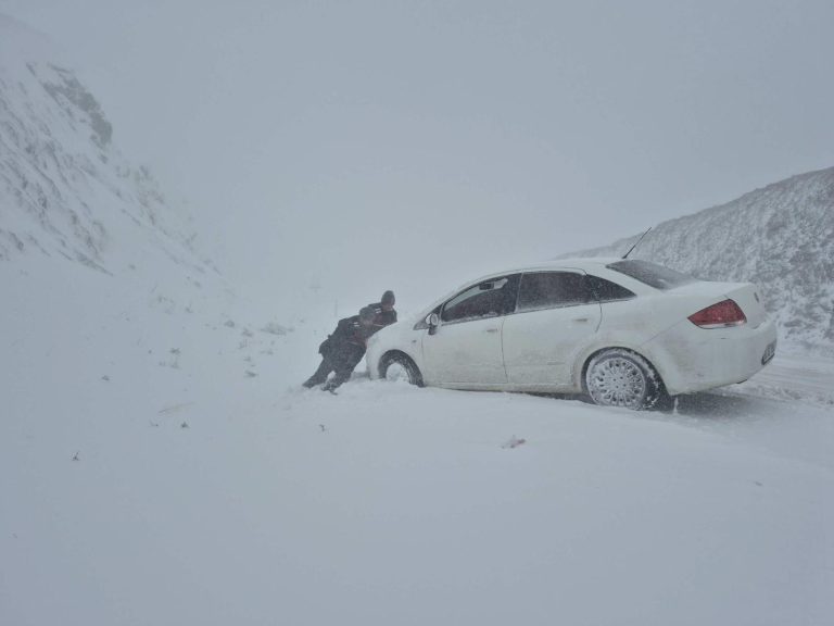 Jandarma, yolda kalan araçları kurtardı