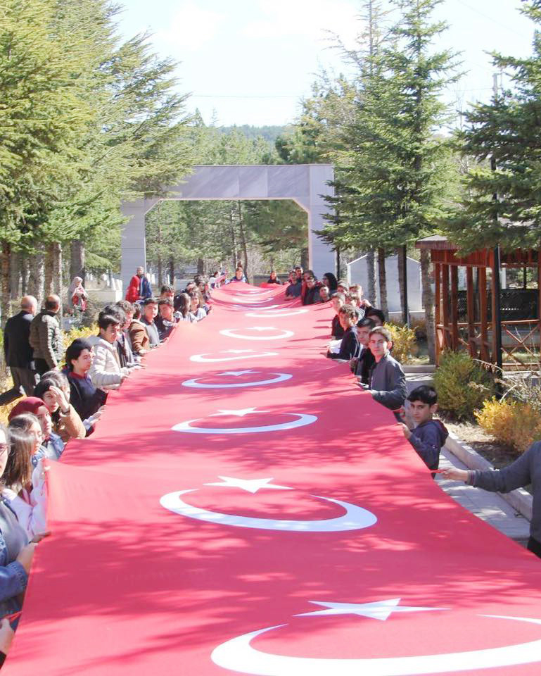 Gençler, şehitler için yürüdü