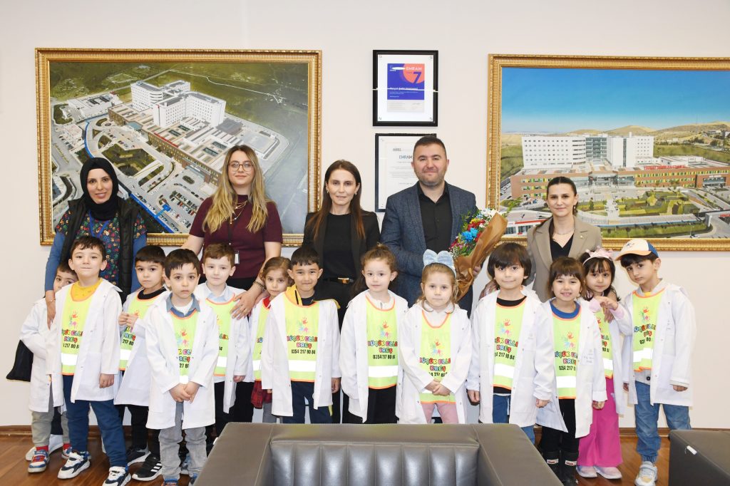 Minik öğrencilerinden anlamlı ziyaret